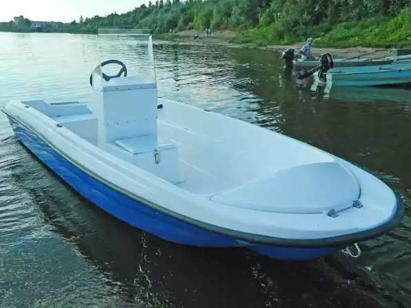 Стеклопластиковая лодка Пингвин с консолью (тримаран) в Липецке