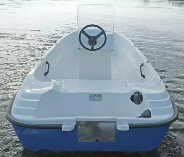 Стеклопластиковая лодка Пингвин с консолью (тримаран) в Липецке