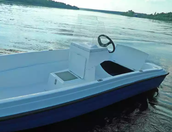 Стеклопластиковая лодка Пингвин с консолью (тримаран) в Липецке