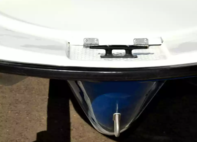 Стеклопластиковая лодка Пингвин с консолью (тримаран) в Липецке