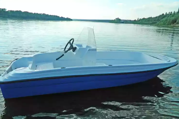 Стеклопластиковая лодка Пингвин с консолью (тримаран) в Липецке