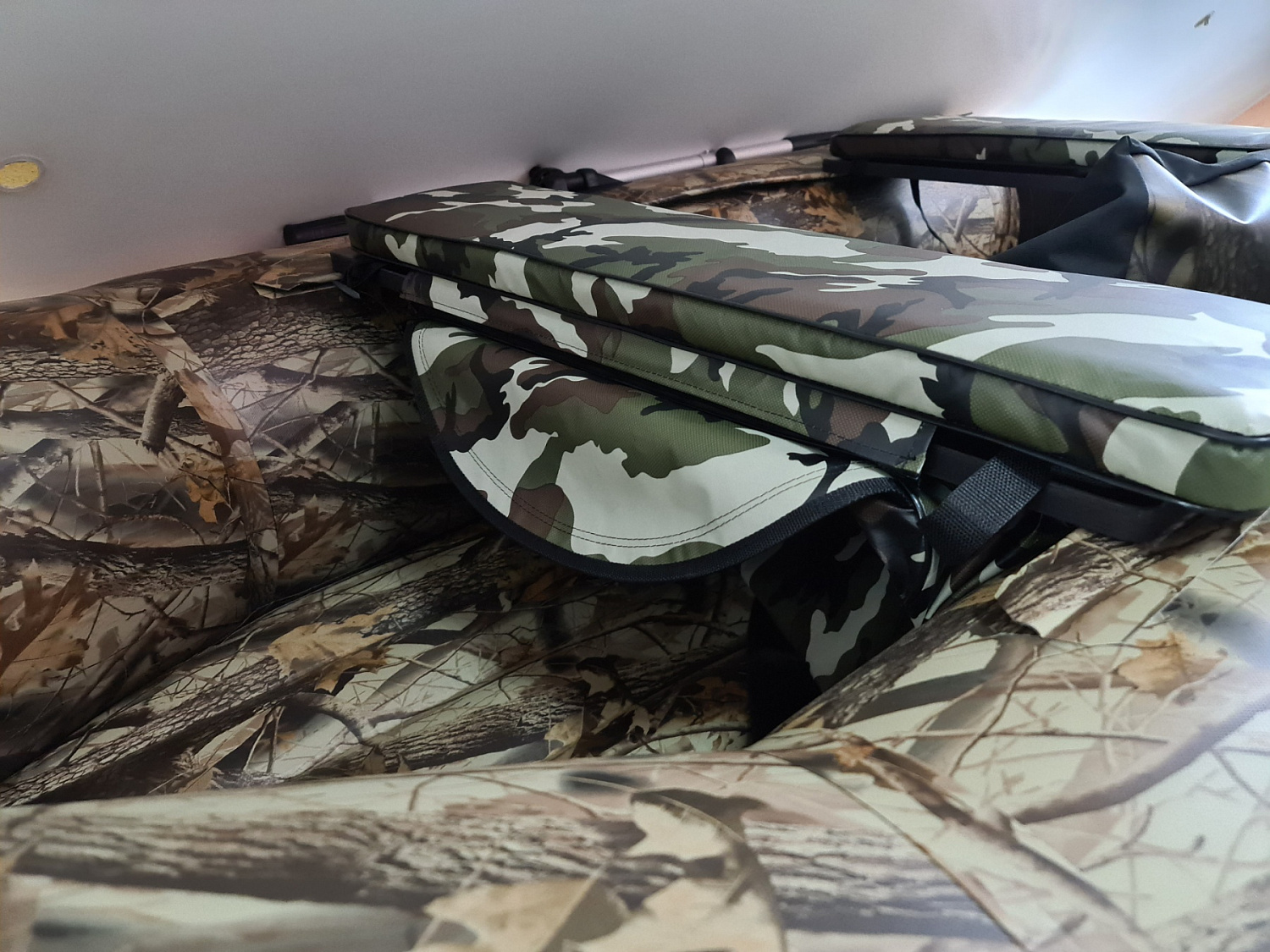 КОМПЛЕКТ МЯГКИХ НАКЛАДОК С СУМКОЙ ДЛЯ ЛОДОК 105Х20 КАМУФЛЯЖ в Липецке